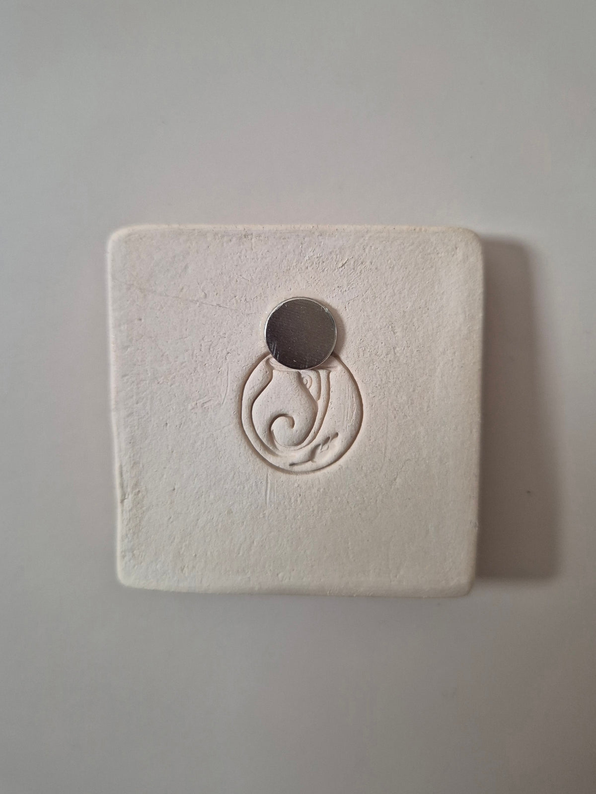 Handmade Ceramic Fridge Magnet / Mini Tile 5x5 cm – Anatomical Heart - Lilac ore Bordeaux – Small Ceramic Wall Art – Unique Gift