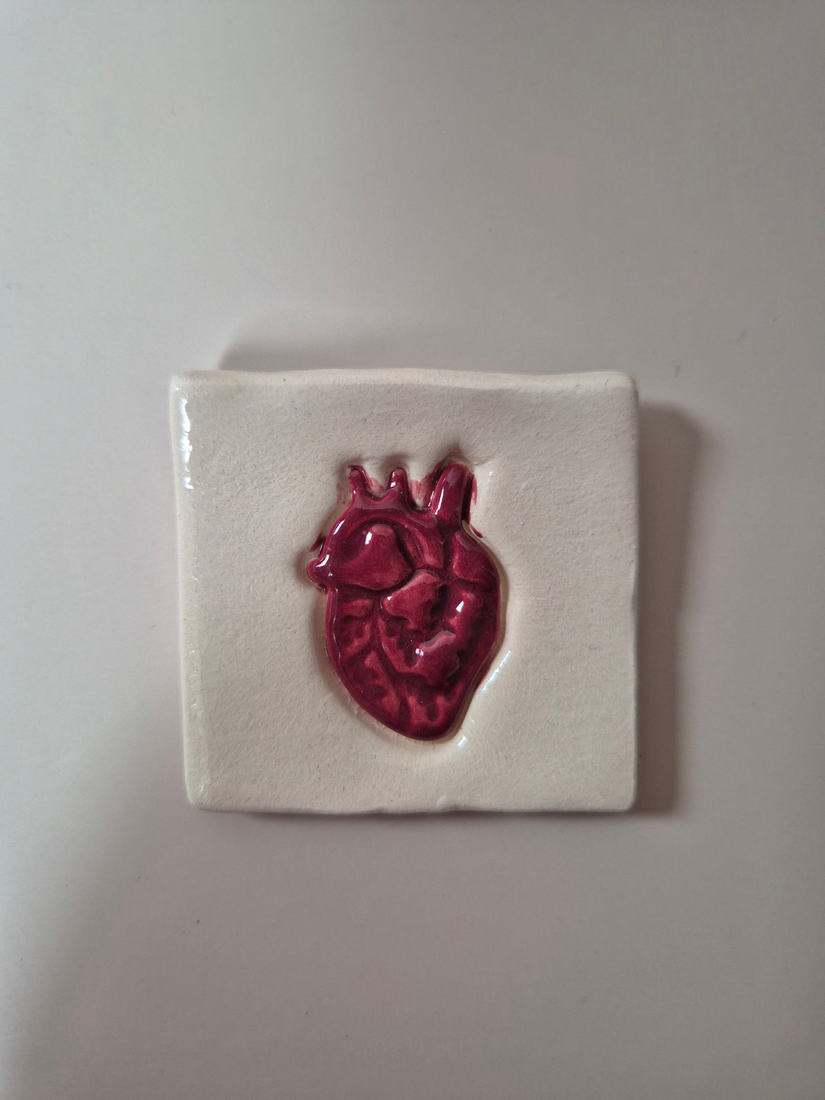 Handmade Ceramic Fridge Magnet / Mini Tile 5x5 cm – Anatomical Heart - Lilac ore Bordeaux – Small Ceramic Wall Art – Unique Gift